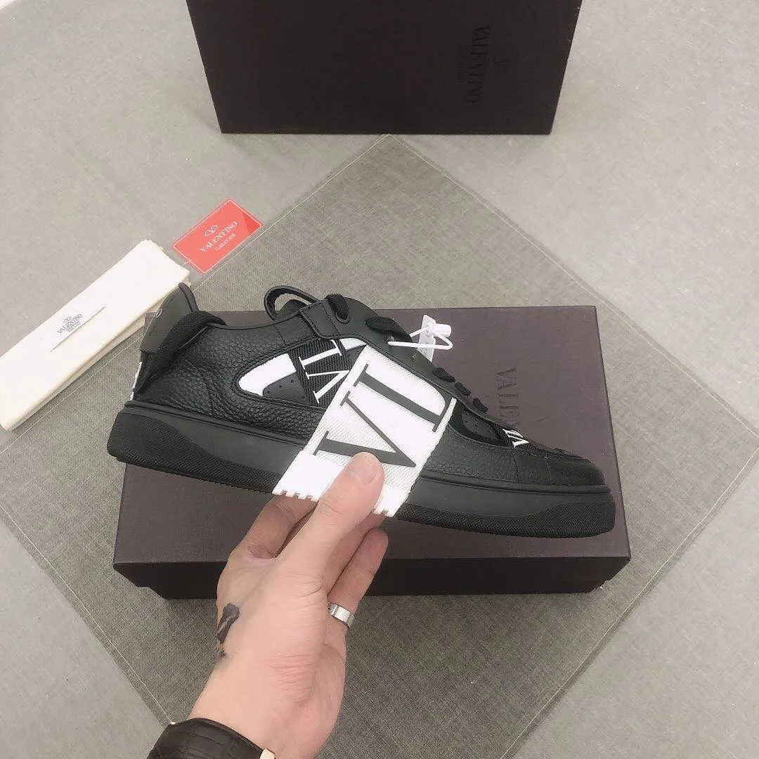 P440▫️V L7N spring and summer 🆕calf leather strap sneakers, no man should be able to refuse this style, classic color, so handsome! Purchase a high-precision replica of the original version to instantly sell off the market currency! 6 VLTN logo rubber effect straps - Valentino Garavani Logo printed on the back and tongue, all materials are customized to ensure quality! Size: 38/45 No. 018